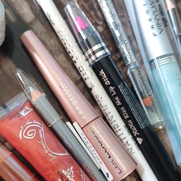 Makeup Bundle - Picture 5 of 6